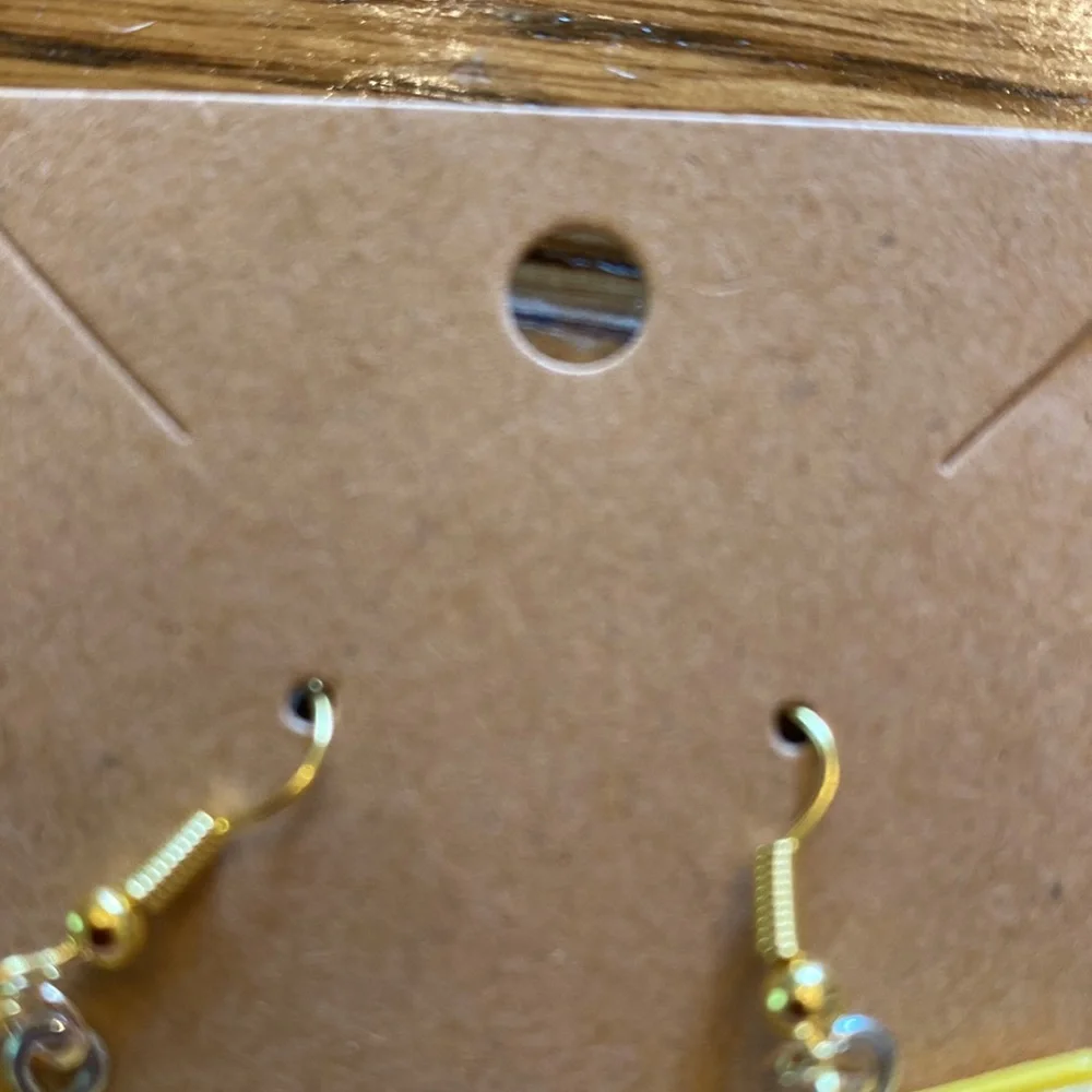 Homemade little  potatoes chips bag on gold color wires. - Picture 6 of 7